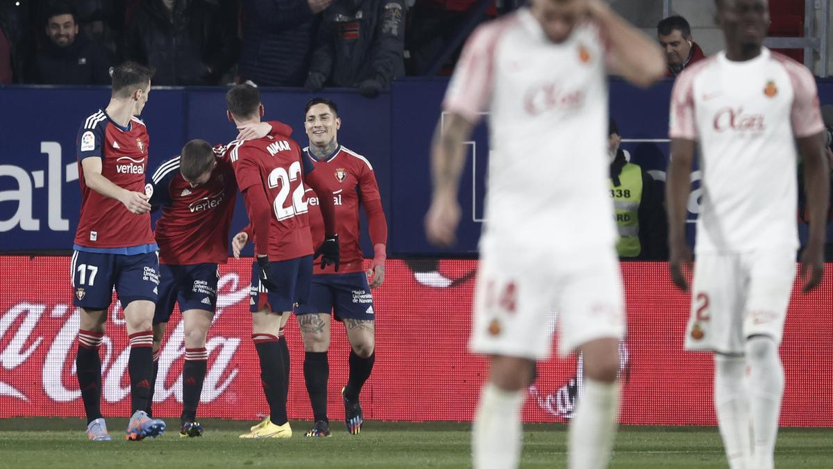 Oroz celebra su gol ante el Mallorca junto a sus compañeros.