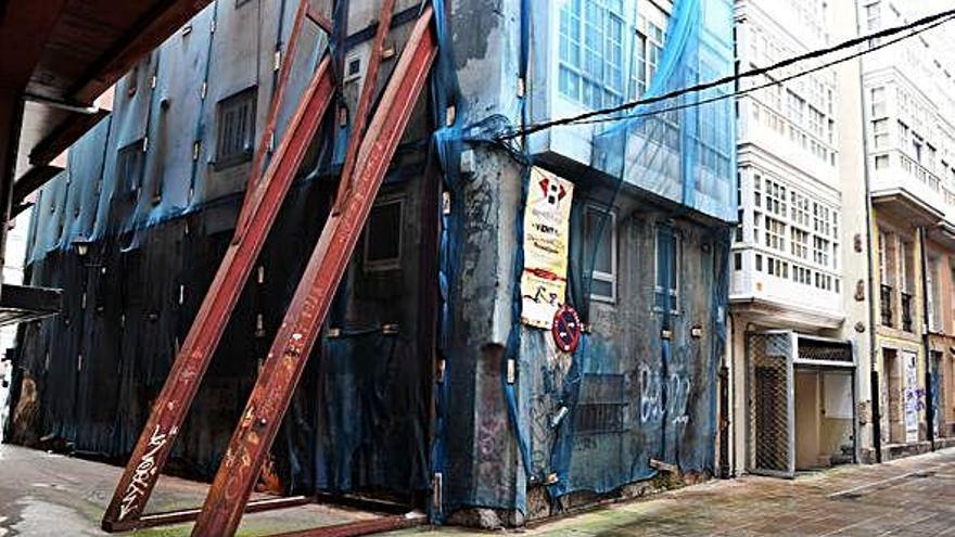 Parte trasera de un edificio abandonado en la calle Vista, en Pescadería.