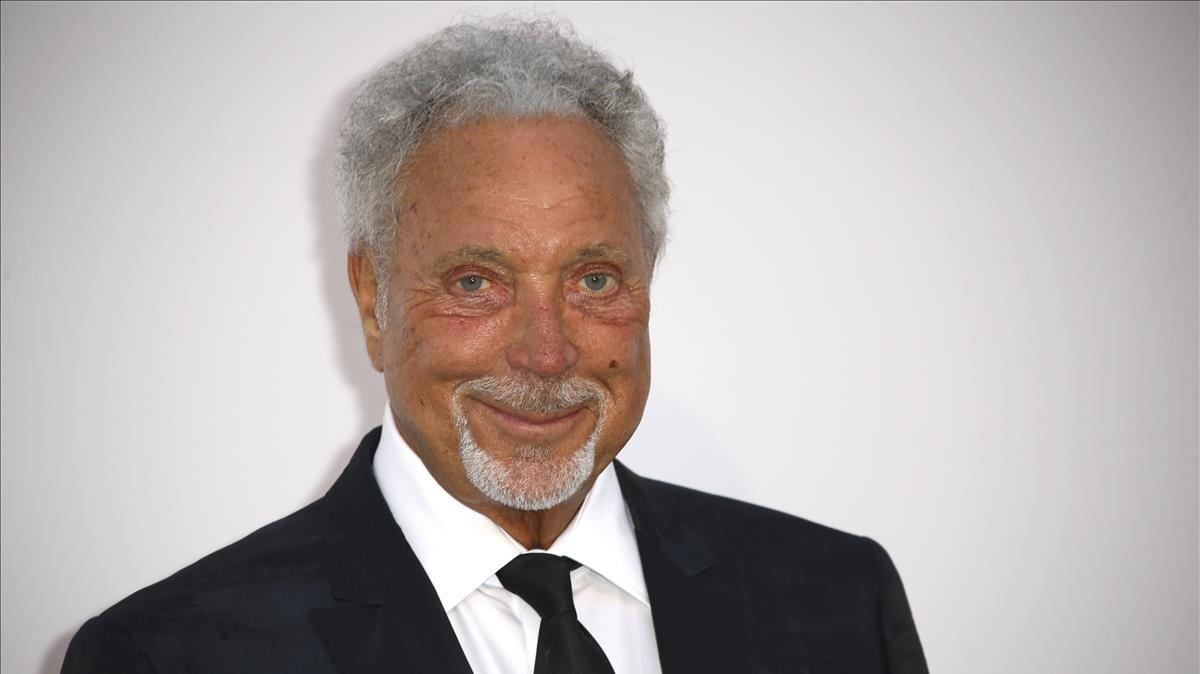 lmmarco48294255 tom jones poses for photographers upon arrival at the amfar 190524142723