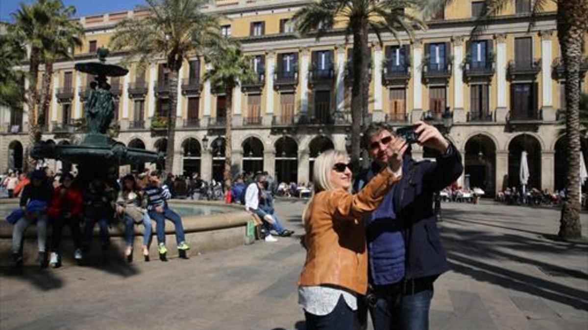 Turistas en la plaza Reial de Barcelona, el pasado mes de marzo.