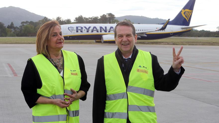 El alcalde, Abel Caballero, y la presidenta de la Diputación, Carmela Silva, en una foto de archivo junto a un avión de Ryanair.