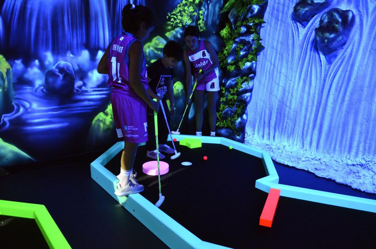 La zona de minigolf está dotada de “luz negra”.   | //  FDV