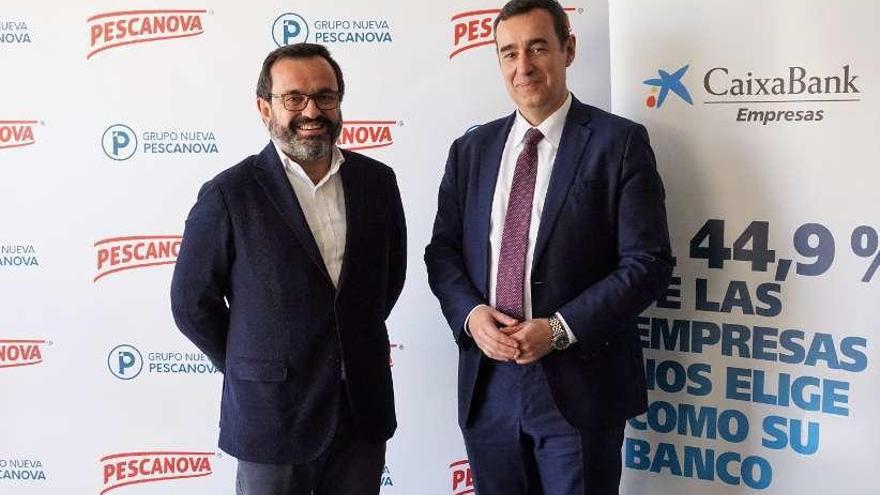 El CEO de la pesquera, Ignacio González (izq.), y el director territorial de CaixaBank, Emilio Barreiro. // FdV