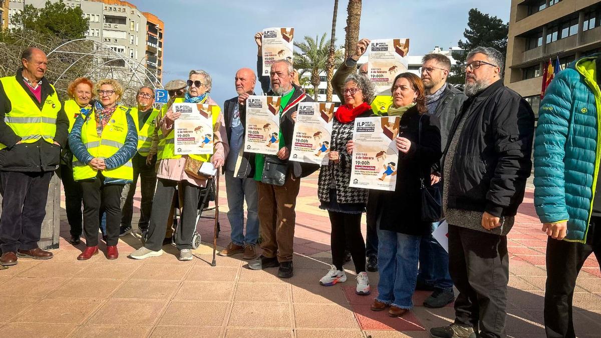 Un momento de la convocatoria para anunciar la manifestación de este viernes por el centro de Murcia.