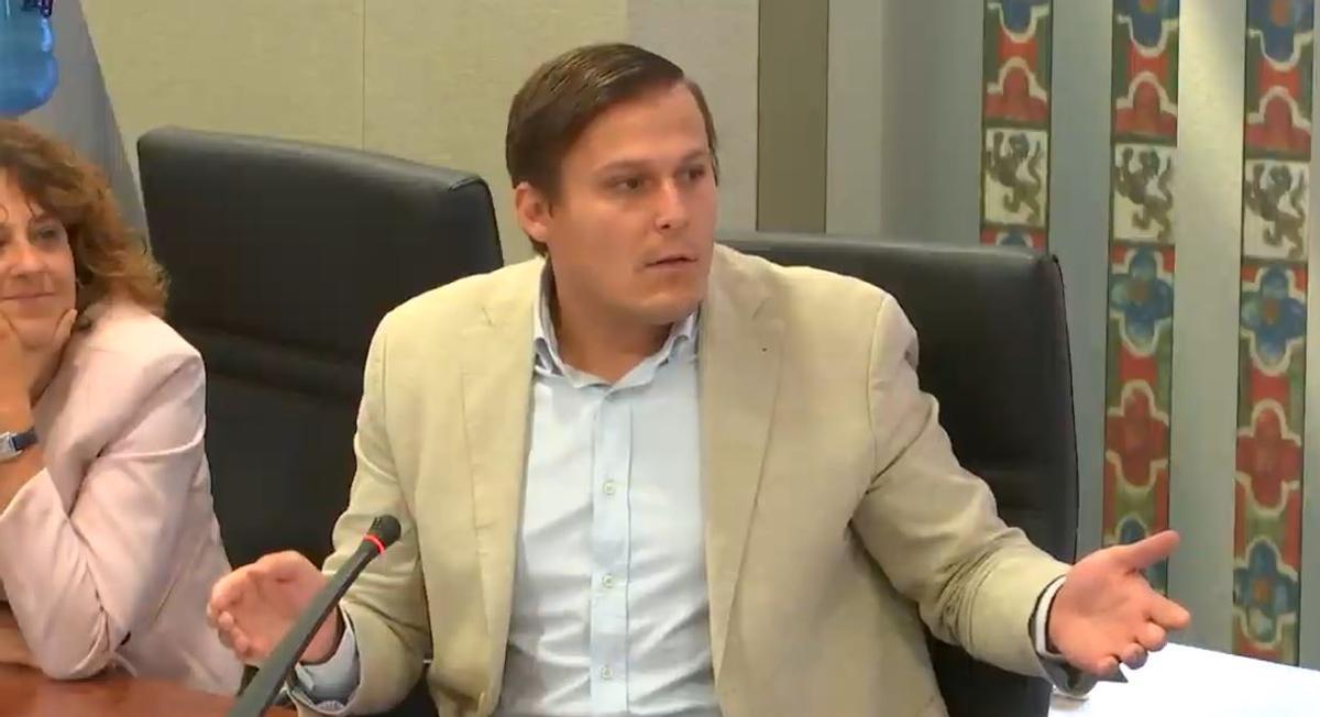 Ignacio Arcas se quejó de que el presidente de la comisión estuviese mirando el móvil mientras le preguntaba.