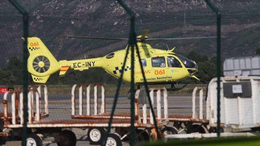El helicóptero que trasladó al herido hasta Vigo, ayer. // Nick