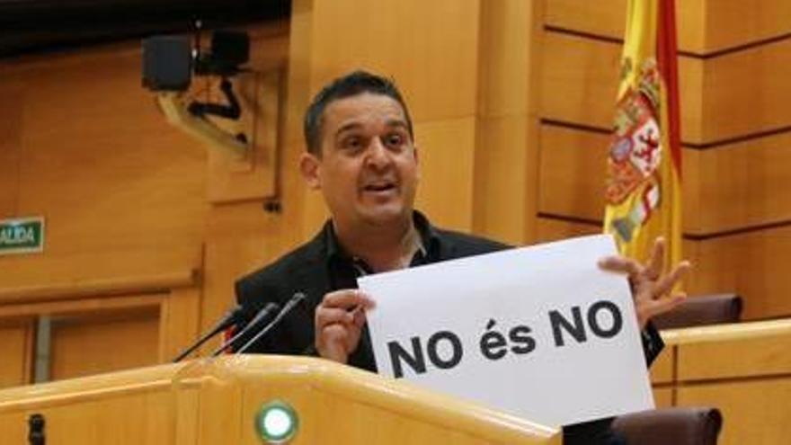 El senador Mulet (Compromís) muestra un cartel de «no es no» al PSOE.