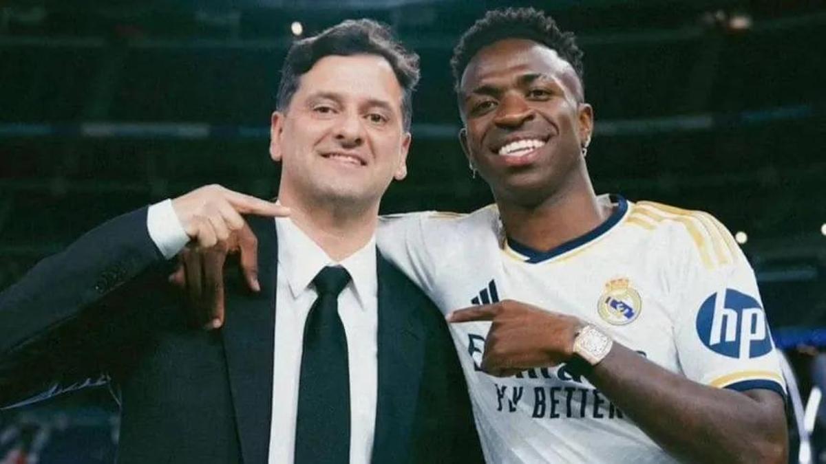 Juni Calafat, el 'cazatalentos' del Madrid, junto a Vinicius.