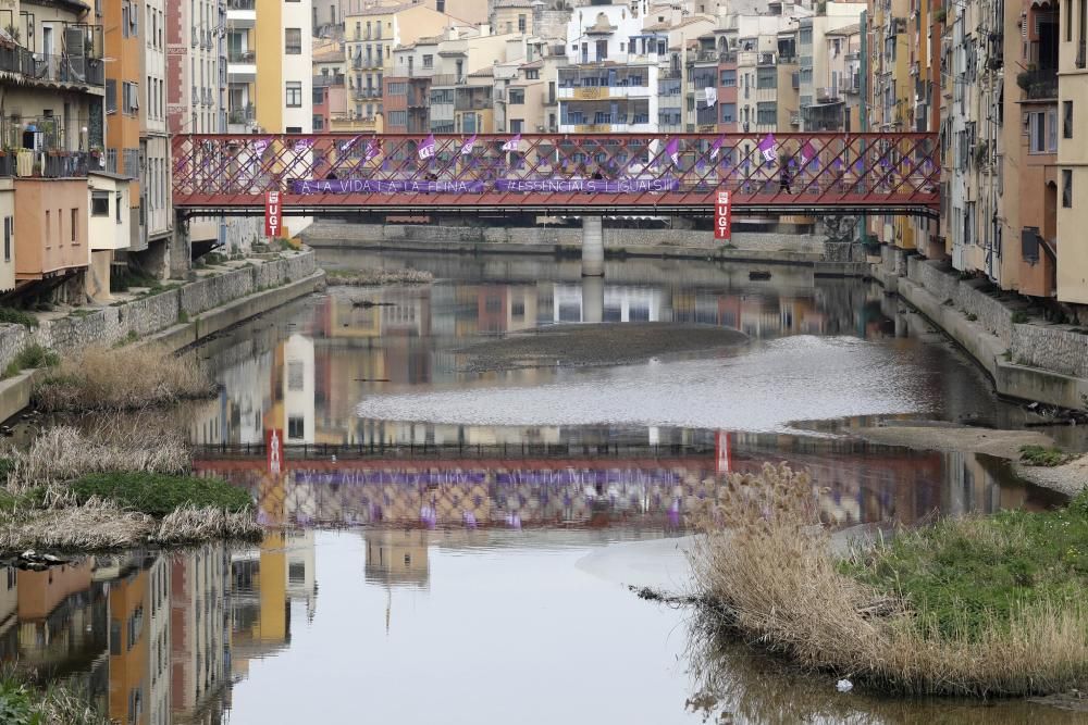 UGT tenyeix de fum lila el pont de ferro de Girona per reivindicar el paper de la dona