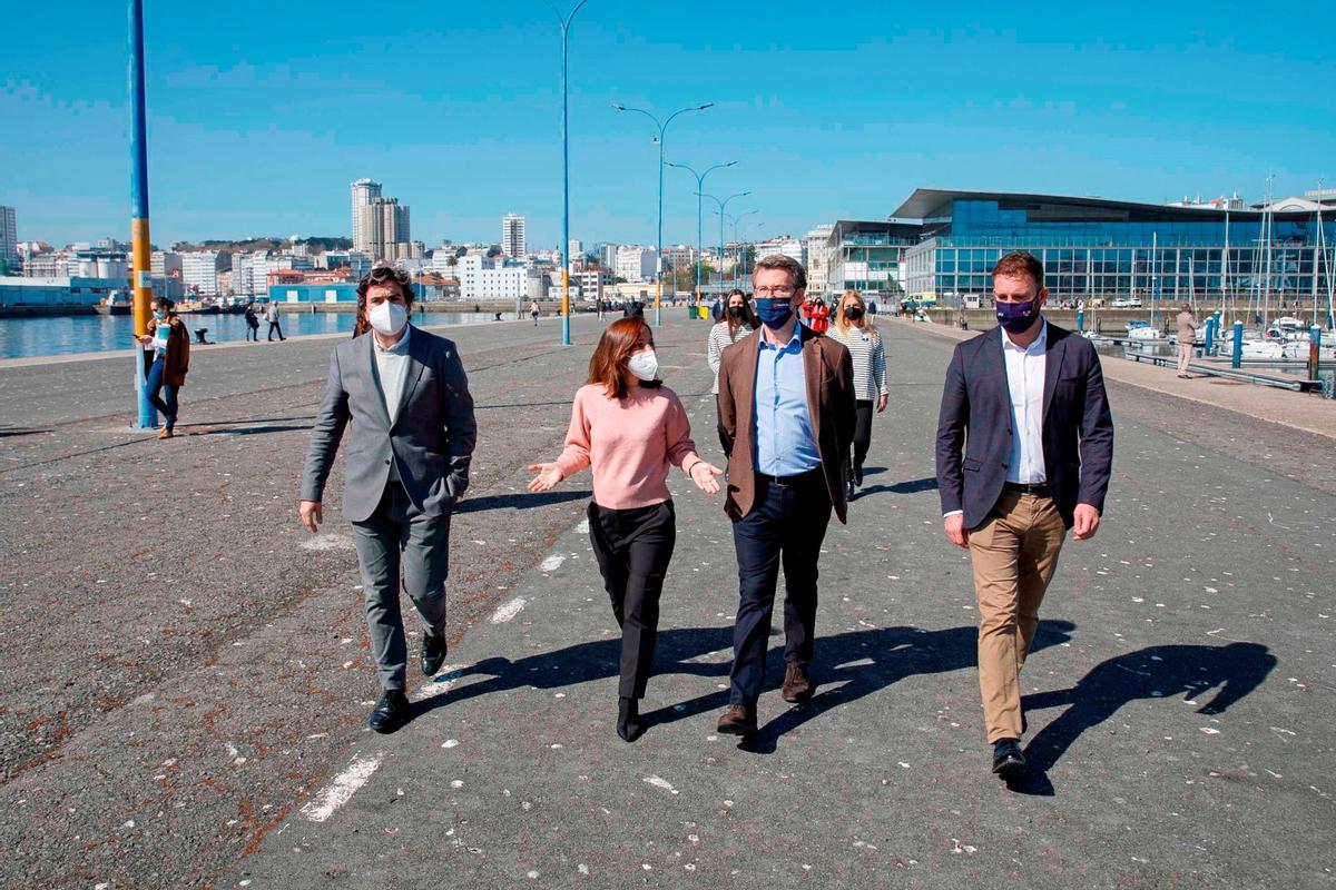 Albero Núñez Feijóo escucha a Inés Rey durante el paseo.