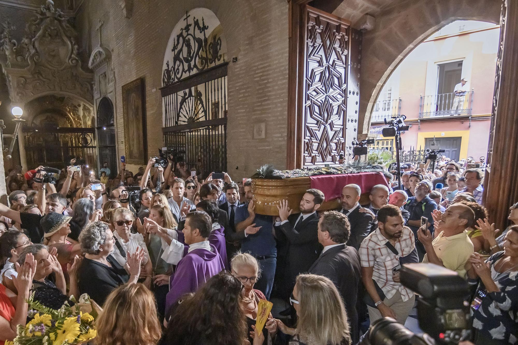 El féretro de María Jiménez es transportado en un coche de caballos a la iglesia de Santa Ana de Triana, donde se celebrará una misa