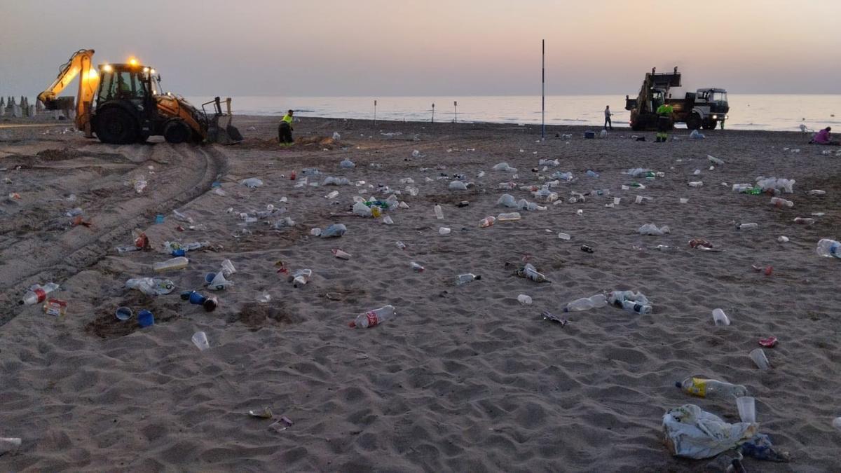 Limpieza de la playa de Gandia tras el Sant Joan de 2025