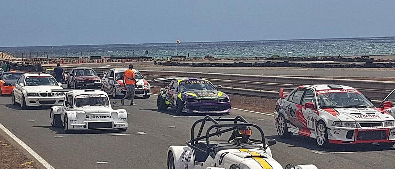 Los vehículos, en la formación de salida de una de las carreras que se celebraron ayer en el Circuito de Maspalomas. | | LP/DLP