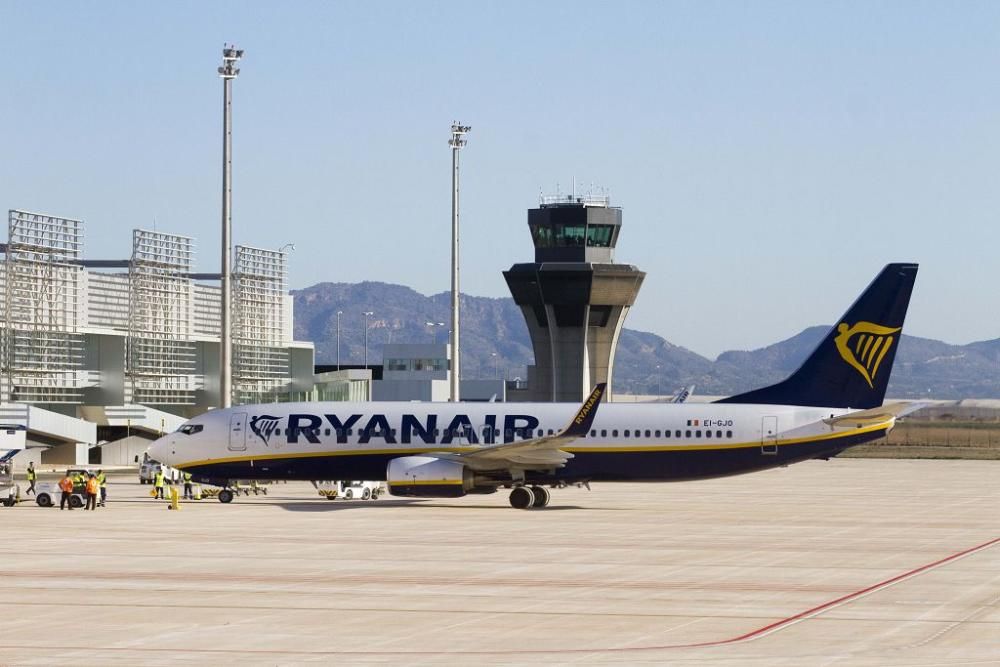 Llegada del primer avión al aeropuerto de Corvera