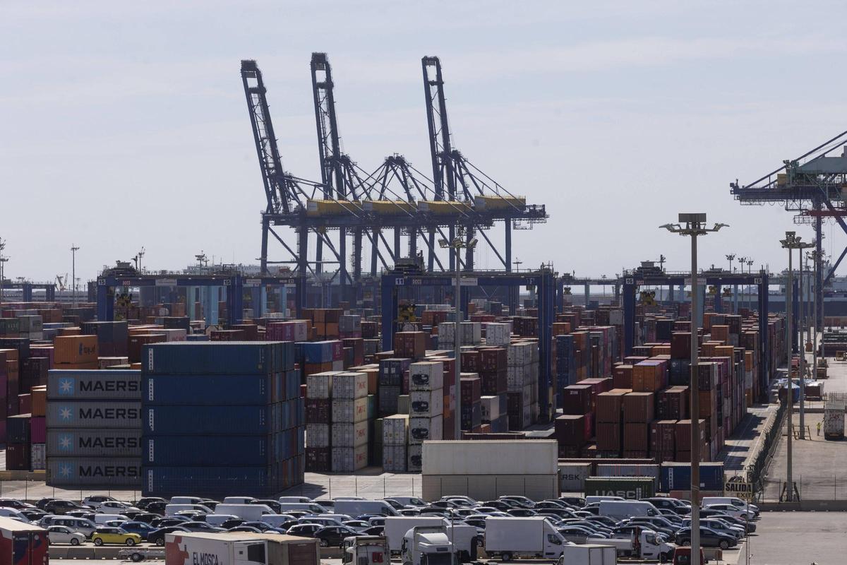 Buque de contenedores en el Puerto de València, en una imagen de archivo.