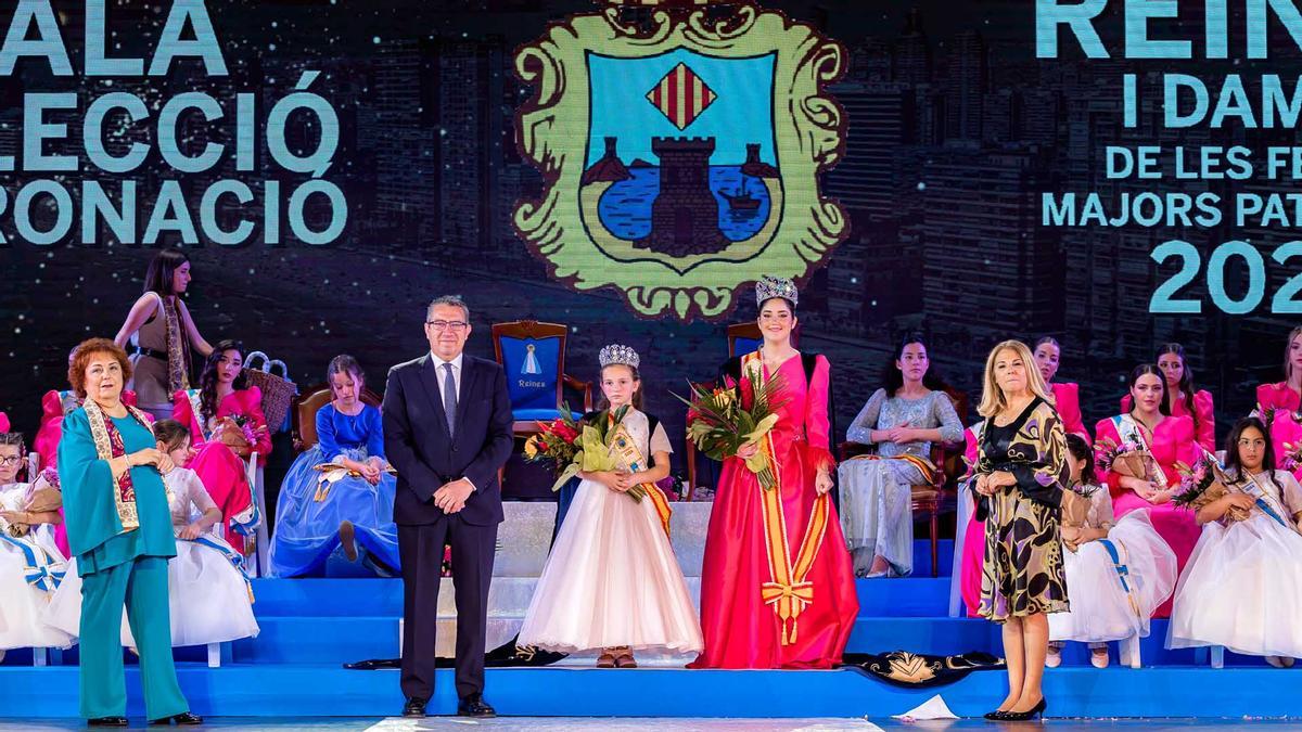 Las nuevas Reinas de Fiestas de Benidorm, junto con el alcalde y otras autoridades.