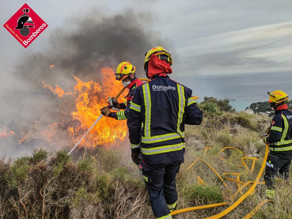 Incendio en la cala Llebeig en Marina Alta