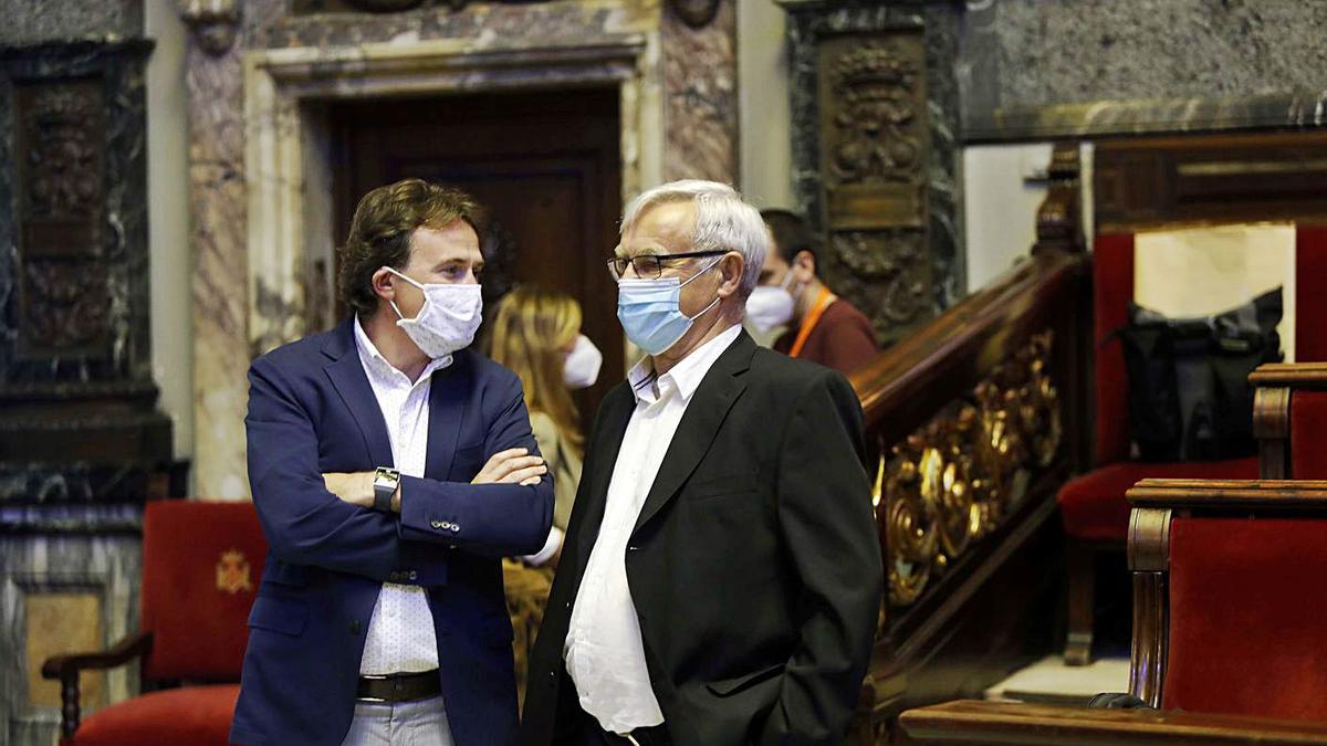Grezzi y Ribó charlan antes de un pleno del Ayuntamiento de València.