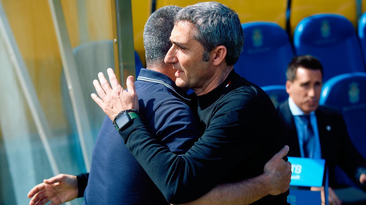 Valverde abraza a Pimienta.