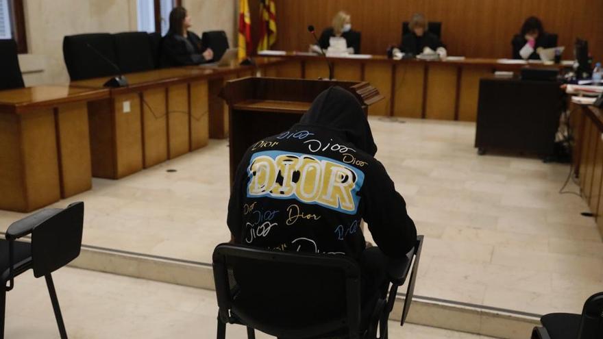 El acusado de violar tres veces a la dependienta de un bazar de Felanitx, durante el juicio.