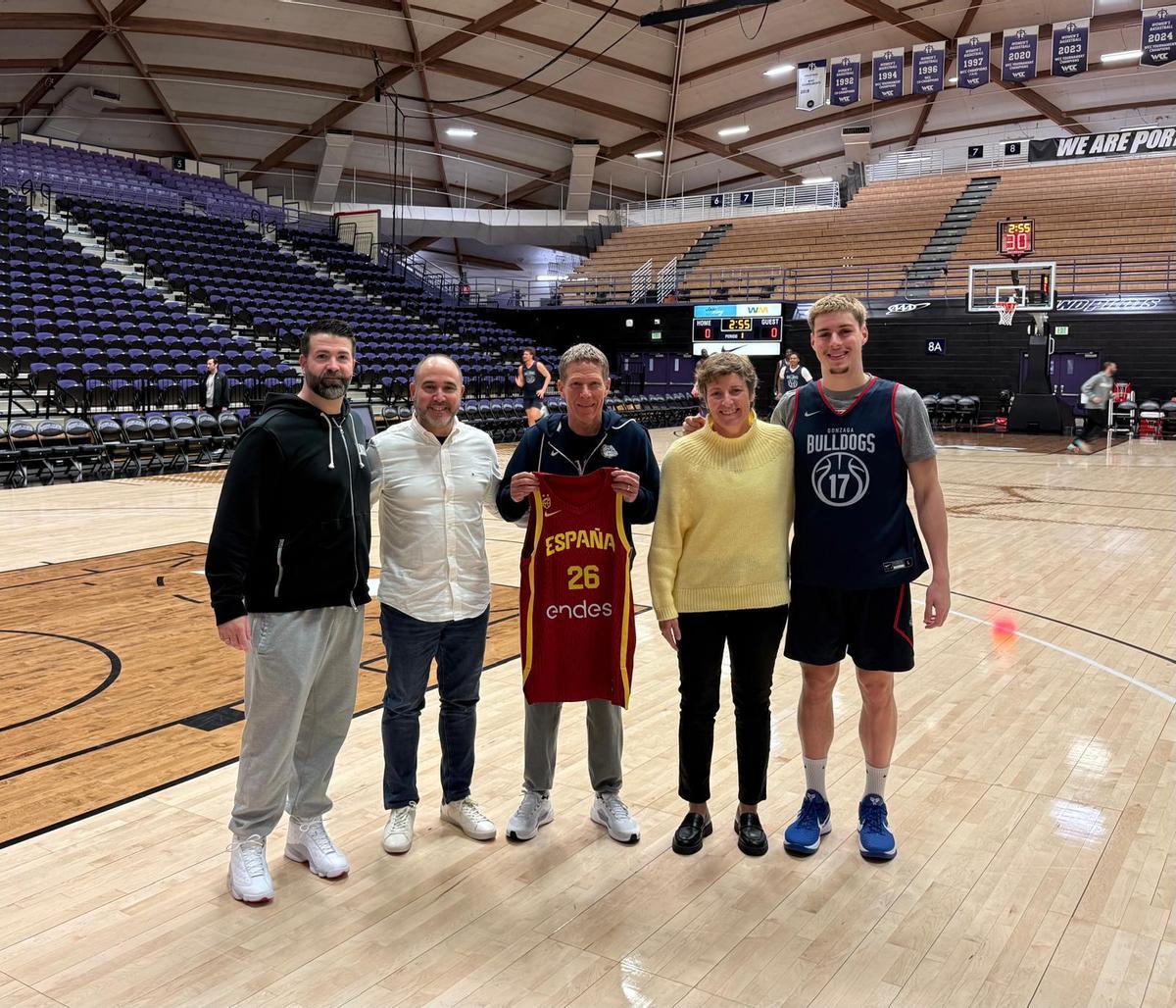 Chus Mateo y Elisa Aguilar visitaron a Mario Saint-Supéry.