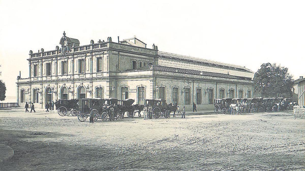 La estación de Benalúa fue el punto de partida de la línea ferroviaria Alicante-Murcia.