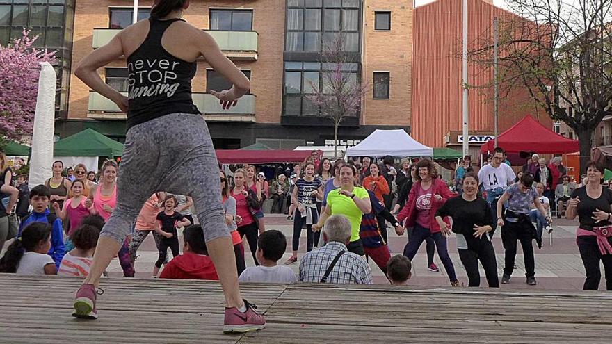 Activitat a la plaça Catalunya dins de les festes de Sant Jordi