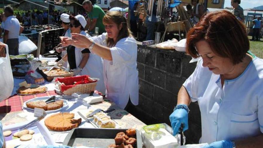 Isabel Olaya, Ana Victoria Álvarez, Argimira Peón y Neli Pardo, en su puesto de postres caseros.