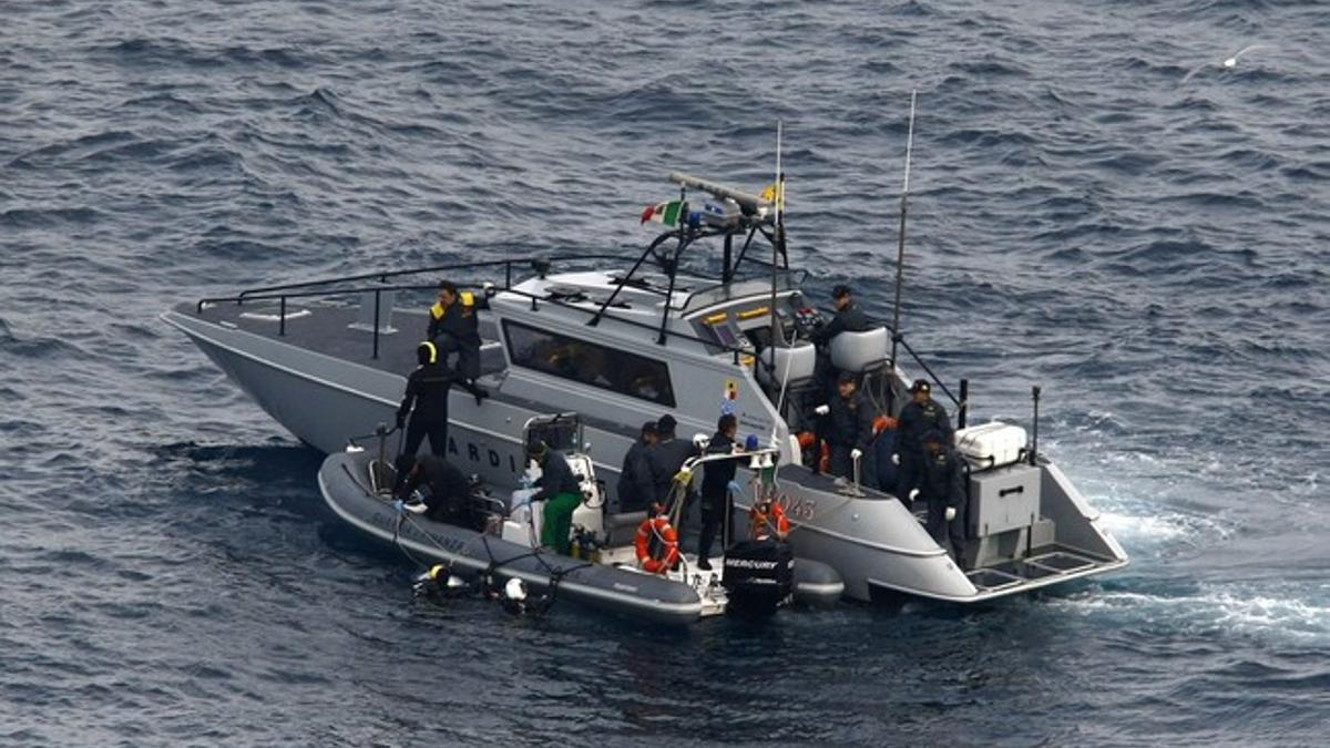 Los guardacostas transportan el nuevo cadáver encontrado en el 'Costa Concordia'.