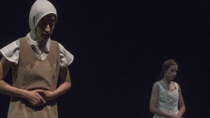 La actriz sanvicentera María Gregorio, a la izquierda, protagoniza la obra galardonada en la última edición del Festival de Teatro Clásico de Almagro.