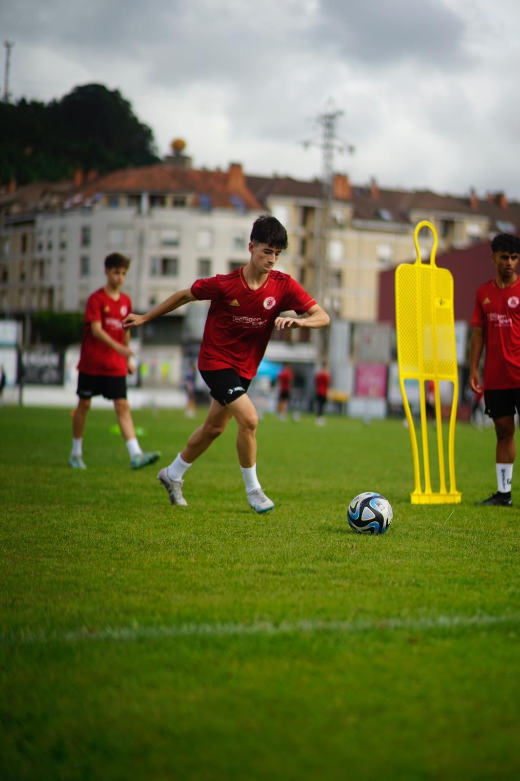 La cantera del fútbol profesional entrena en Villaviciosa: así es el campus de Marcelino García Toral