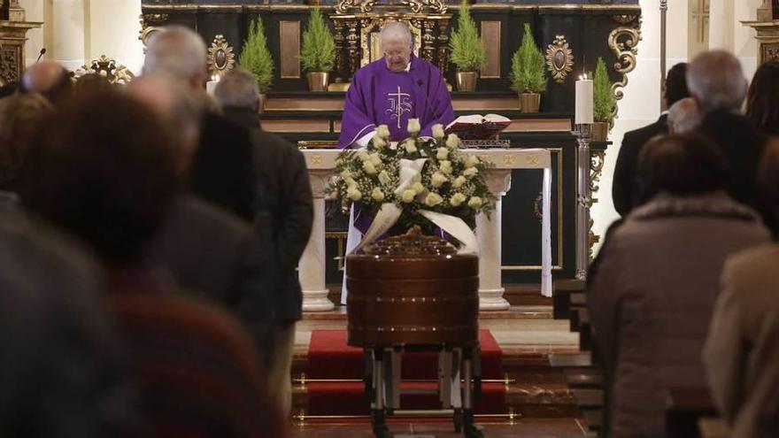 El sacerdote Rafael Santos, durante el funeral.