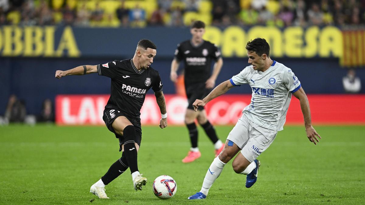 Yeremy Pino intenta desbordar al defensa del Alavés.