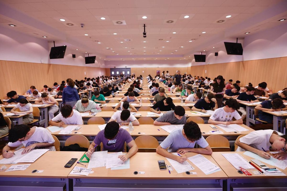 Alumnos realizan el examen de Matemáticas II en Córdoba, este martes, durante la Selectividad.