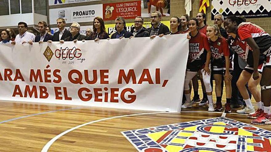 La pancarta que es va desplegar ahir abans del partit entre el Citylift GEiEG Uni i el Boet Mataró.