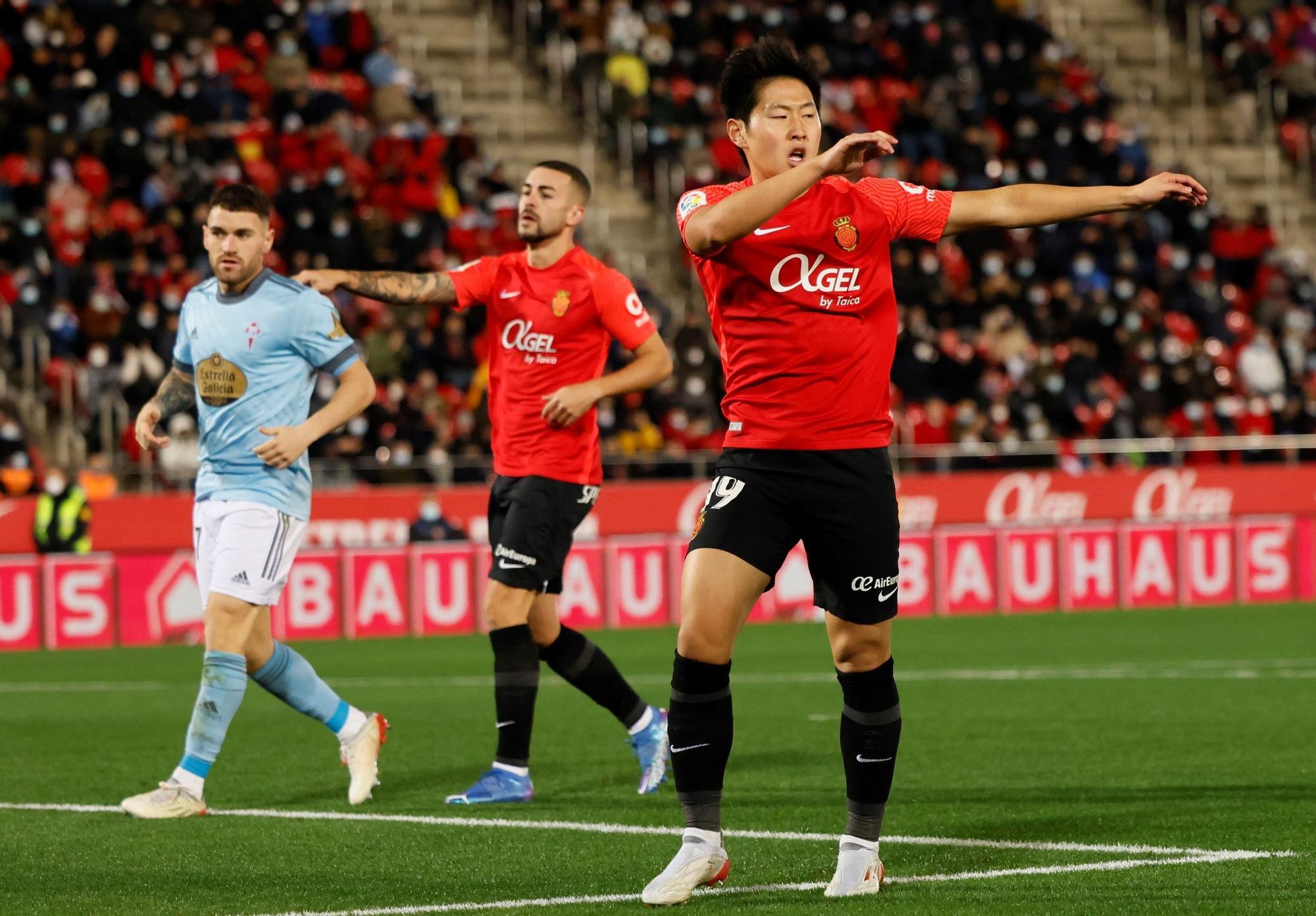 Las mejores imágenes del partido (y del viento) entre el Mallorca y el Celta