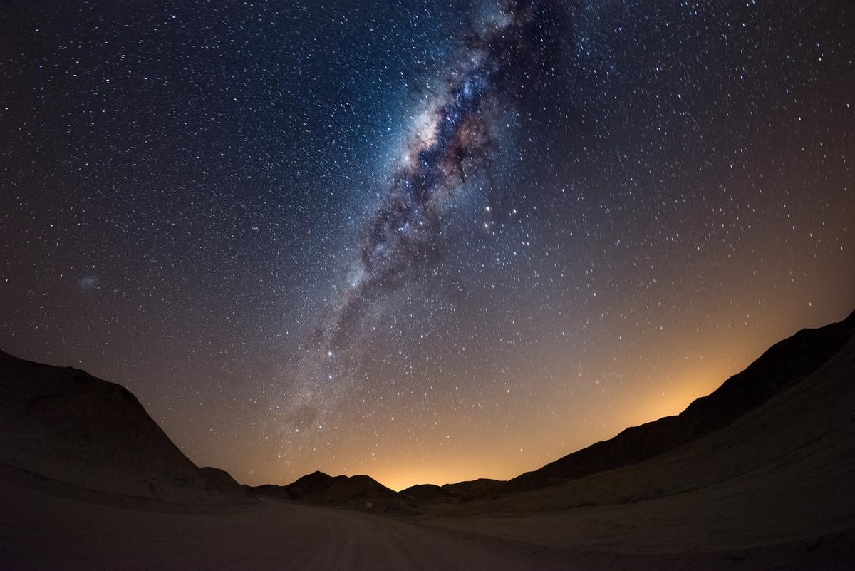Namibia Namibia, hogar del Desierto del Kalahari y del desierto de Namib, ofrece algunos de los cielos más oscuros y despejados del planeta para la observación estelar. Debido a la baja contaminación lumínica y la gran altitud, la Vía Láctea se puede contemplar de horizonte a horizonte