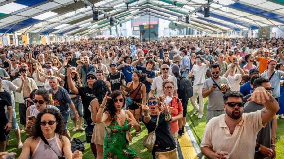 Jóvenes bailando en el Sonar de día de este año.