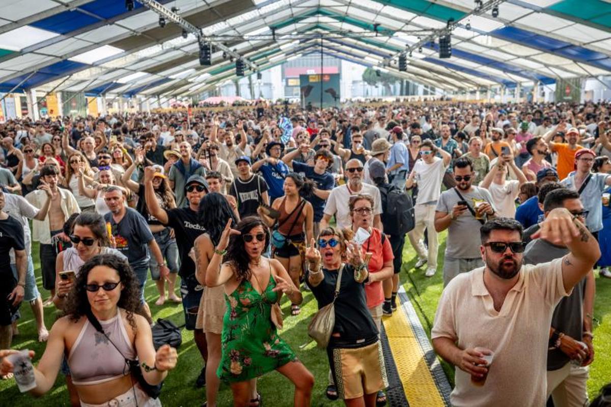 Jóvenes bailando en el Sonar de día de este año.