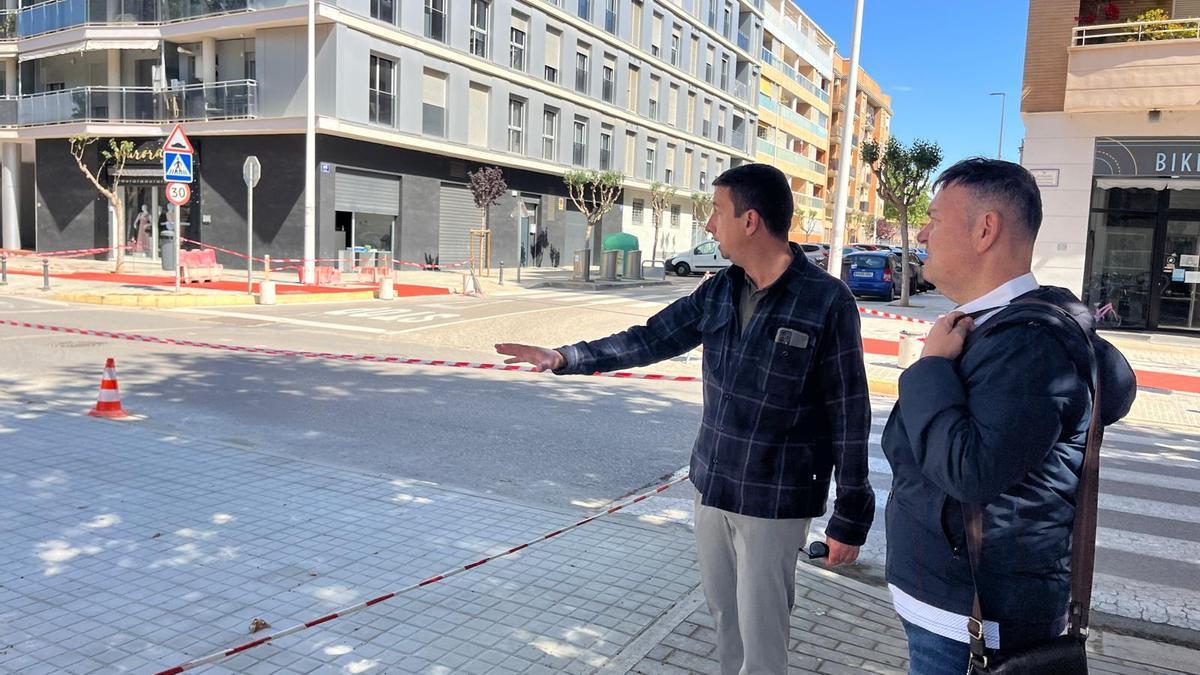 Martí Raga y Jesús Monzó supervisan las obras en la Avenida Generalitat.