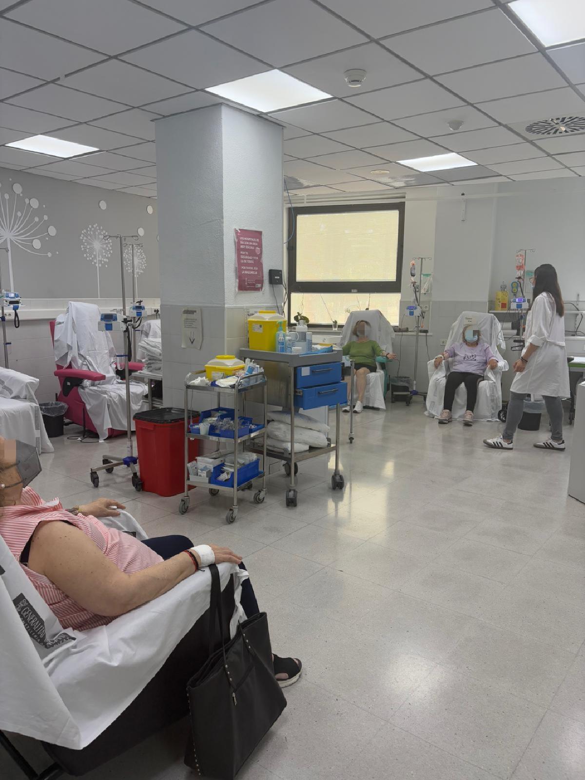Una psicóloga muestra técnicas de relajación a pacientes del Hospital de Día de Hematología en el Hospital General Universitario de Elche