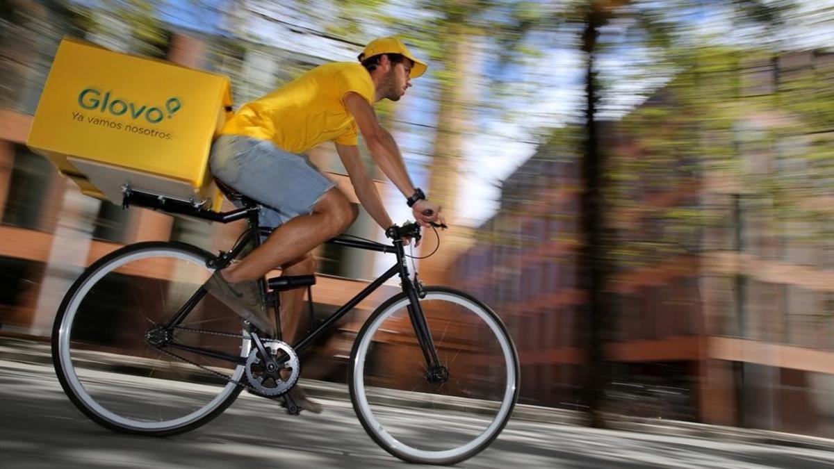 Un mensajero de Glovo por las calles de Barcelona.