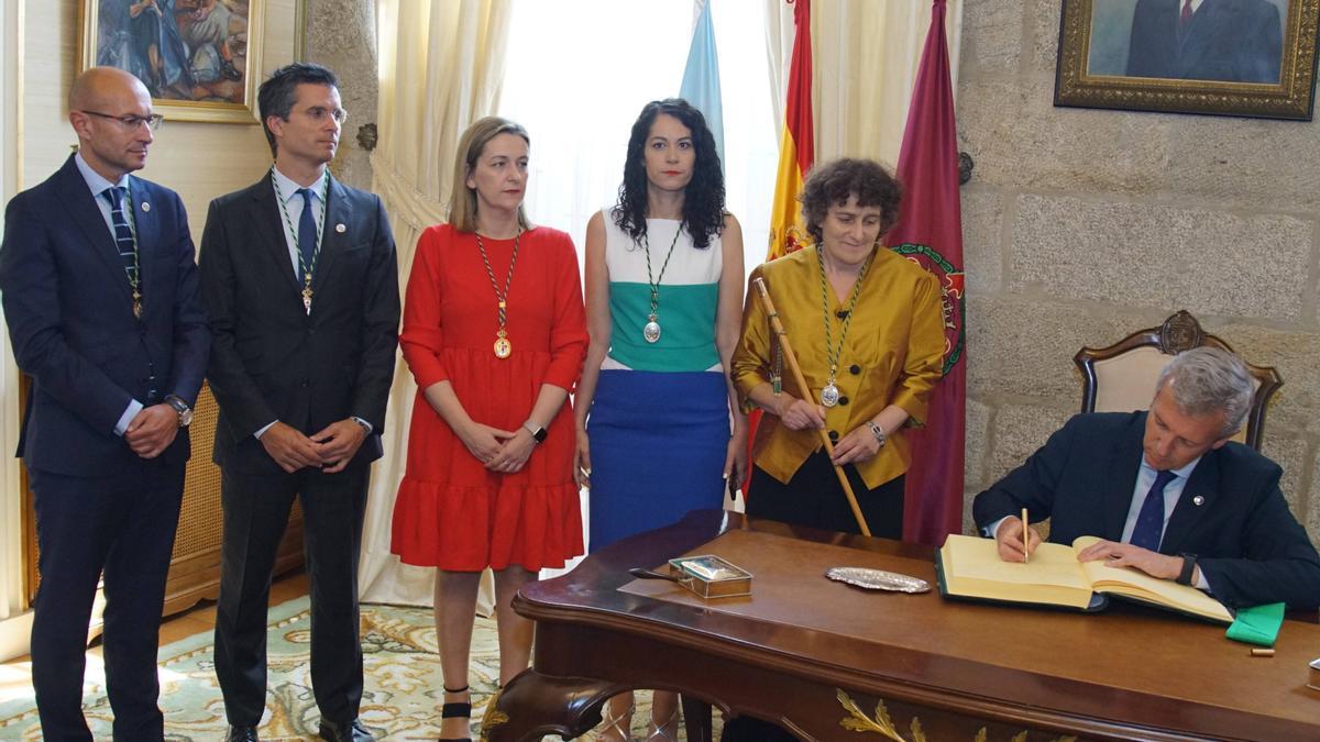 O presidente da Xunta, Alfonso Rueda, firma en el libro de honor del Concello el día del Apóstol