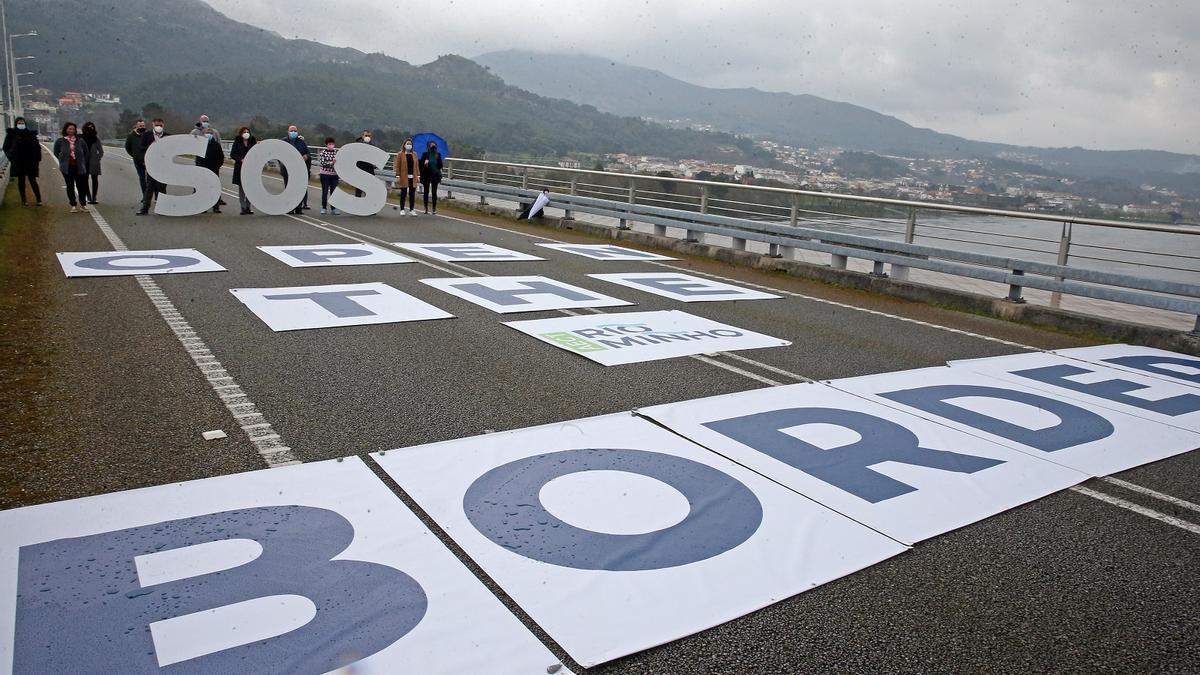 Protesta en uno de los puentes que unen Galicia y Portugal, cuando la frontera permanecía cerrada