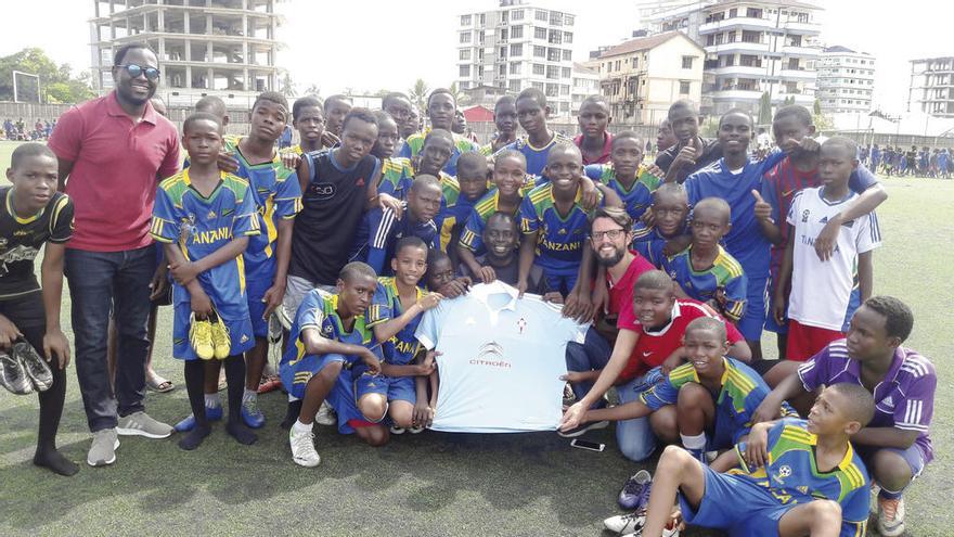 Los chicos de la escuela de fútbol de Karume en Tanzania posan con la camiseta del Celta. // FDV