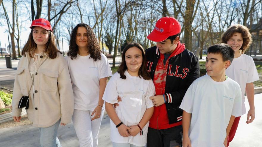 Paula Castro, Karen Paula García, Lidia Amago, Marcos García, José Antonio Amago y Pablo Villar, del Club Interact Teenegers Balagares, ayer, en el parque del Muelle.