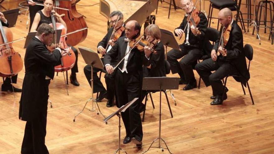Guy Braunstein dirige al violinista Massimo Spadano y la Orquesta Sinfónica de Galicia. // José Lores