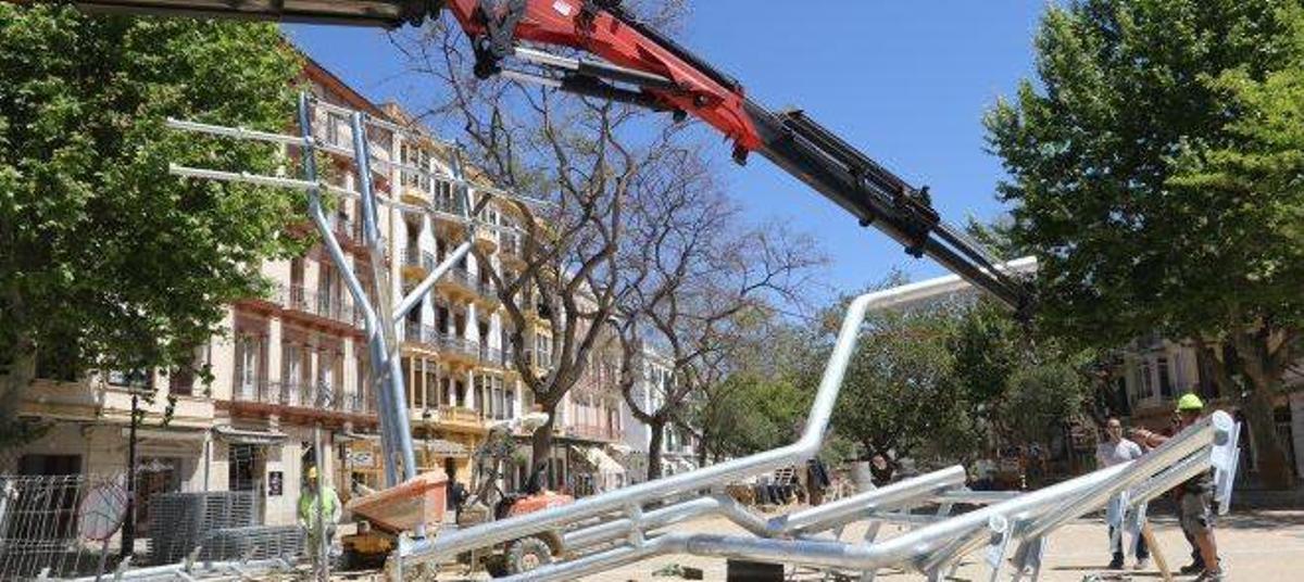 Dos momentos del montaje de la pérgola, que durará tres días.