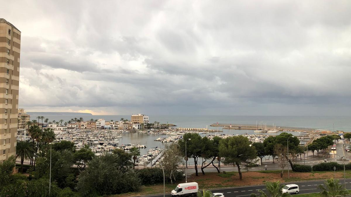 So sah es am Dienstagvormittag kurz vor Ankunft der Regenfront in Portixol aus.