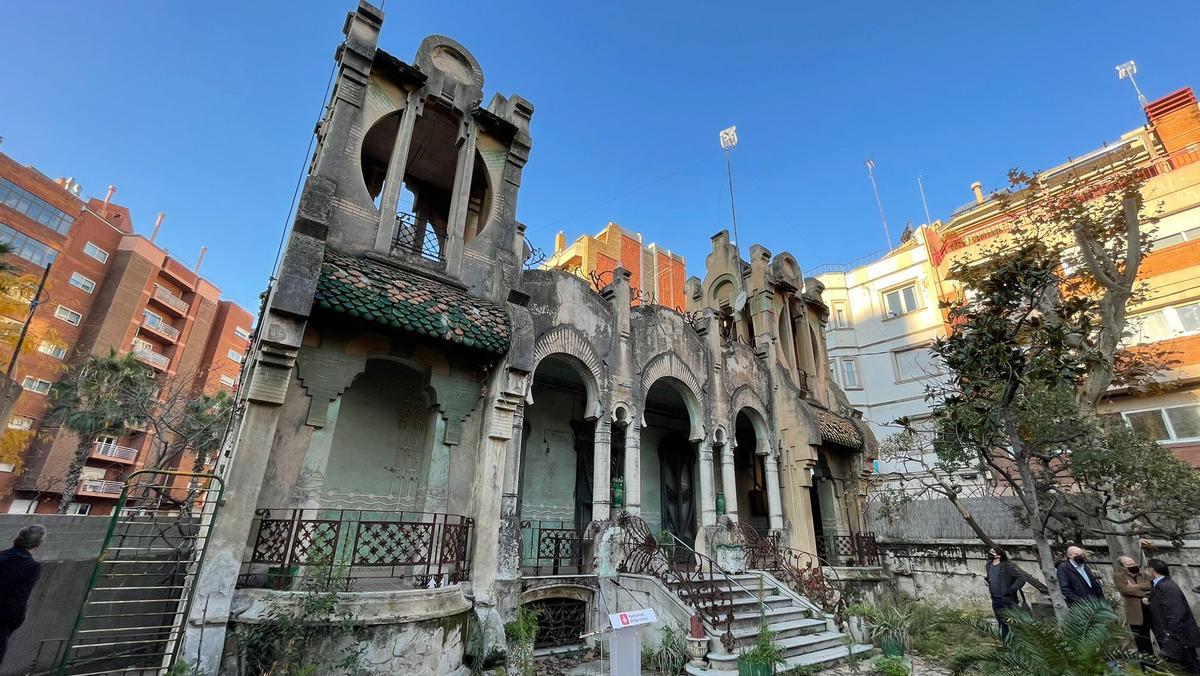 La Casa Tosquella se la encargó en 1889 el comerciante Antoni Tosquella al maestro de obras Juan Caballé como casa de verano